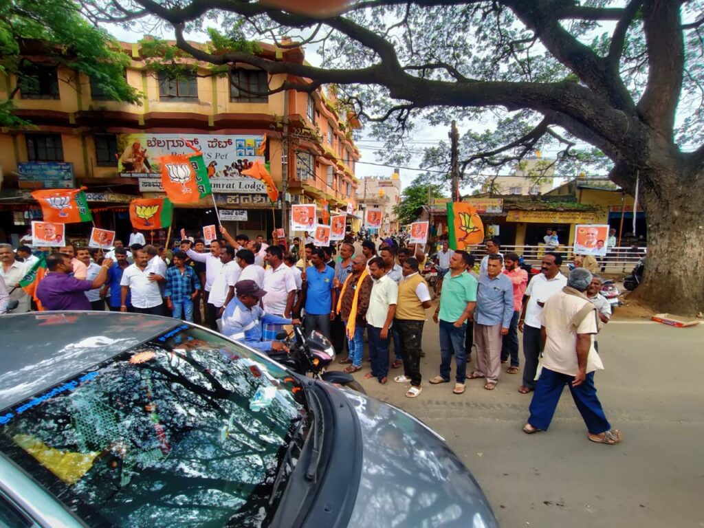 ವಿ.ಸೋಮಣ್ಣಗೆ ಸಚಿವ ಸ್ಥಾನ ಪಟಾಕಿ ಸಿಡಿಸಿ, ಸಿಹಿ ಹಂಚಿ ಸಂಭ್ರಮ